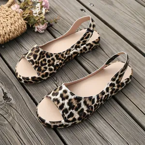 Nahaufnahme von modischen flachen Sandalen mit Leopardenmuster, Peep-Toe und Fersenriemen.
