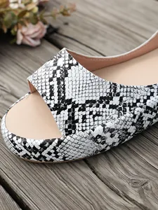 Detaillierte Makroansicht der Schlangenhaut-Textur und des Peep-Toe-Designs der Sandale