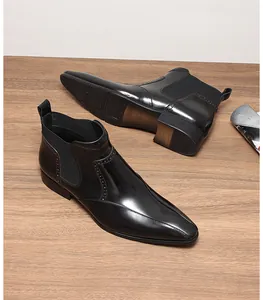 Détail de bottines Chelsea en cuir brillant noir pour hommes avec surpiqûres brogues