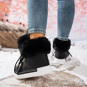 Vista trasera de botas de nieve negras para mujer con pelo sintético y suela gruesa de plataforma