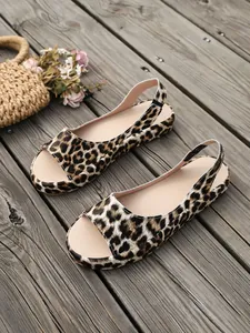 Klassische flache Sandalen mit Leopardenmuster, offener Zehenpartie und Fersenriemen