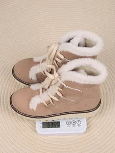 Vue détaillée de bottes de neige kaki chaud sur une balance montrant un poids de 636,5 g