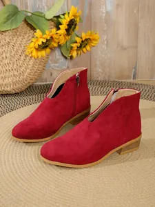 Botines de ante rojo con cuello en V, punta afilada y tacón bajo ancho en escena