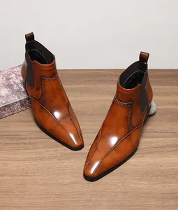 Bottines Chelsea élégantes en cuir brillant marron pour hommes avec détails richelieu