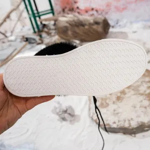 Primer plano de la suela de goma antideslizante de una bota de nieve de pelo sintético.