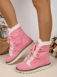 Détail de bottes de neige roses pour femmes avec doublure en fausse fourrure blanche