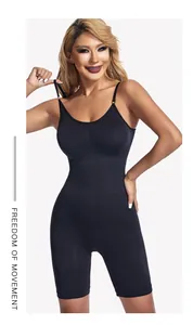 Detailweergave van een zwarte corrigerende bodysuit met dunne verstelbare bandjes.
