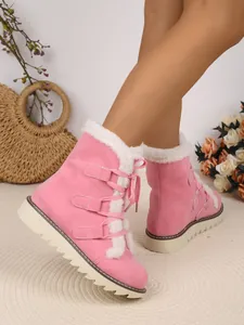 Gros plan sur des bottes de neige roses pour femmes avec doublure en fausse fourrure