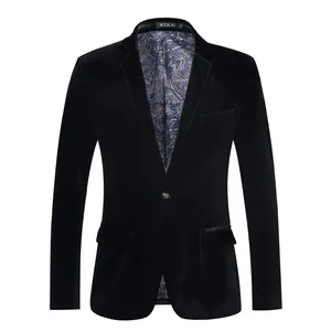 Vue détaillée montrant la texture d'un blazer en velours noir avec du paisley