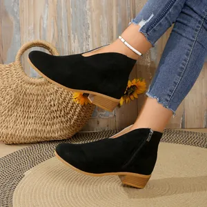 Elegantes botines Chelsea negros para mujer con cuello en V y tacones anchos de madera