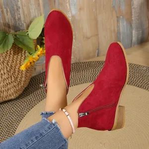 Elegantes botines Chelsea rojos de gamuza con escote en V, punta fina y tacón ancho para mujer.