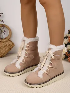 Gros plan sur des bottes de neige à lacets pour femmes avec doublure en fausse fourrure