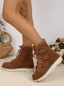 Vue détaillée de bottes de neige marron pour femmes avec doublure en peluche