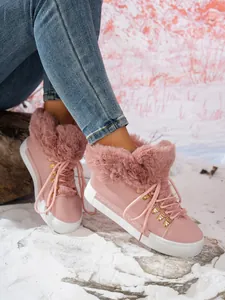 Elegantes botas de nieve rosa para mujer con forro de pelo sintético y suelas de plataforma.