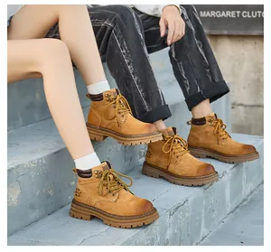 Bottines de randonnée en cuir pour couples dans un cadre de vie en plein air.