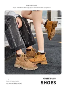 Couple portant des bottines de travail en daim à plateforme en extérieur pour la randonnée.