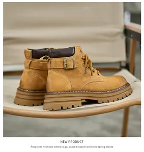 Vue latérale de bottes de travail en daim jaune à semelles épaisses sur une chaise de camping.