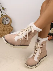 Détail de bottes de neige kaki pour femmes avec doublure en fausse fourrure et lacets