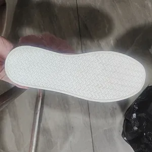 Primer plano de la suela antideslizante con textura de bota de nieve