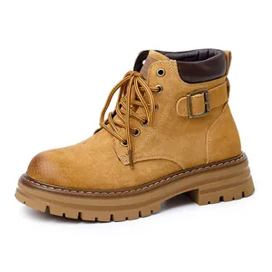 Bottines Martin classiques en daim beige avec semelle épaisse crantée pour la randonnée