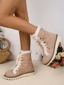 Vue détaillée de bottes de neige beiges chaudes avec doublure en fourrure