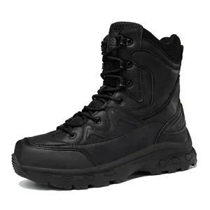 Detailansicht professioneller schwarzer taktischer Wanderschuhe mit robuster Grip-Sohle