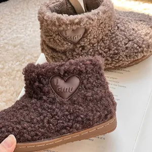 Bottes d'hiver en peluche pour enfants avec écusson cœur en marron et beige clair.