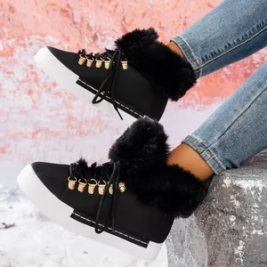 Botas de nieve negras para mujer con ribete de piel sintética y suela de plataforma.