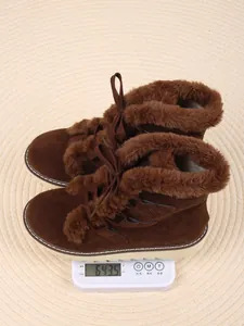 Bottes de neige marron pour femmes avec doublure en fourrure et lacets sur une balance