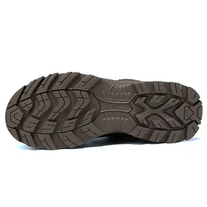 Detailansicht einer braunen Wanderschuhsohle mit tiefem, rutschfestem Profildesign.