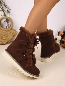 Vue détaillée de bottes de neige marron en similicuir avec bordure en fourrure