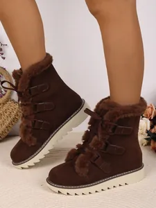 Gros plan sur des bottes de neige en daim marron avec doublure en fausse fourrure épaisse