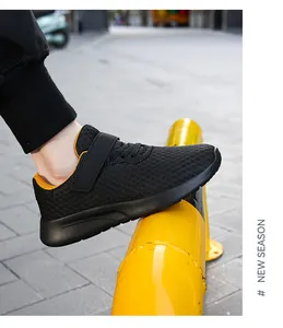 Detalle de zapatillas de malla transpirable para niños con cierre de velcro negro