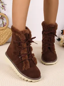 Vue détaillée de bottes de neige marron pour femmes avec lacets, fourrure et doublure peluche