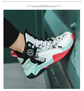 Vue détaillée de chaussures de basket montantes pour garçons avec des accents vert menthe