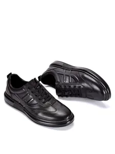 Detalle lateral de zapatillas casuales de cuero vacuno negro para hombre