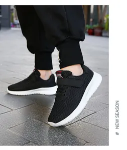 Zapatillas deportivas de malla negra transpirable para niños con cierre de velcro