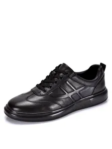 Vista detallada de zapatillas casuales para hombre en cuero de vaca negro de alta calidad.