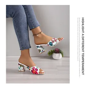 Sabot eleganti con stampa floreale, tacco alto, punta aperta e tacco quadrato.