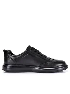 Vista lateral de zapatillas casuales de cuero negro premium para hombre con suela suave