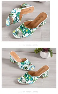 Dettaglio di eleganti sabot con ricamo floreale e tacco a blocco aperto per donna