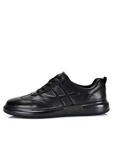 Detalle del perfil lateral de zapatillas informales de piel negra para hombre, suela blanda.
