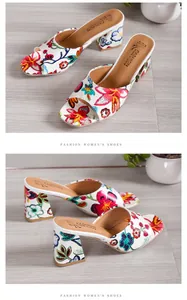 Vista dettagliata delle scarpe sabot ricamate a fiori con tacco largo