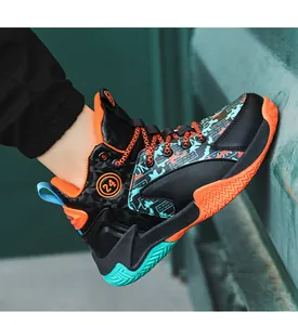 Vue détaillée de chaussures de basket pour garçons avec camouflage et accents orange