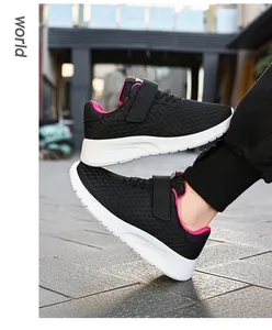 Vista detallada de zapatillas de malla negra para niños con forro rosa transpirable