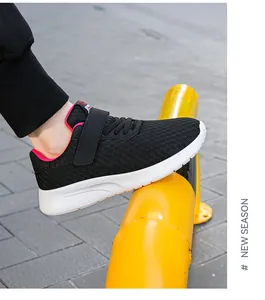 Detalle de malla transpirable y cierre de velcro en zapatos de running infantiles