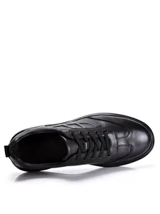 Detalle de vista superior de zapatillas casuales de cuero genuino negro para hombre