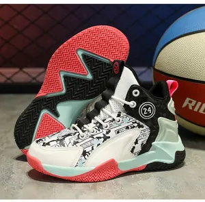 Détail de chaussures de basket montantes pour garçons avec semelles en caoutchouc et logo 24