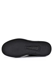 Vista detallada de la suela de goma negra antideslizante para zapatos casuales de hombre