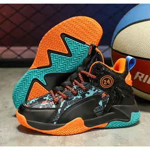 Vue rapprochée de chaussures de basket enfant avec semelle orange et bleu sarcelle